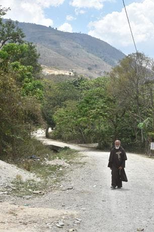 apoyando la comunidad con un dolar de solidaridad
