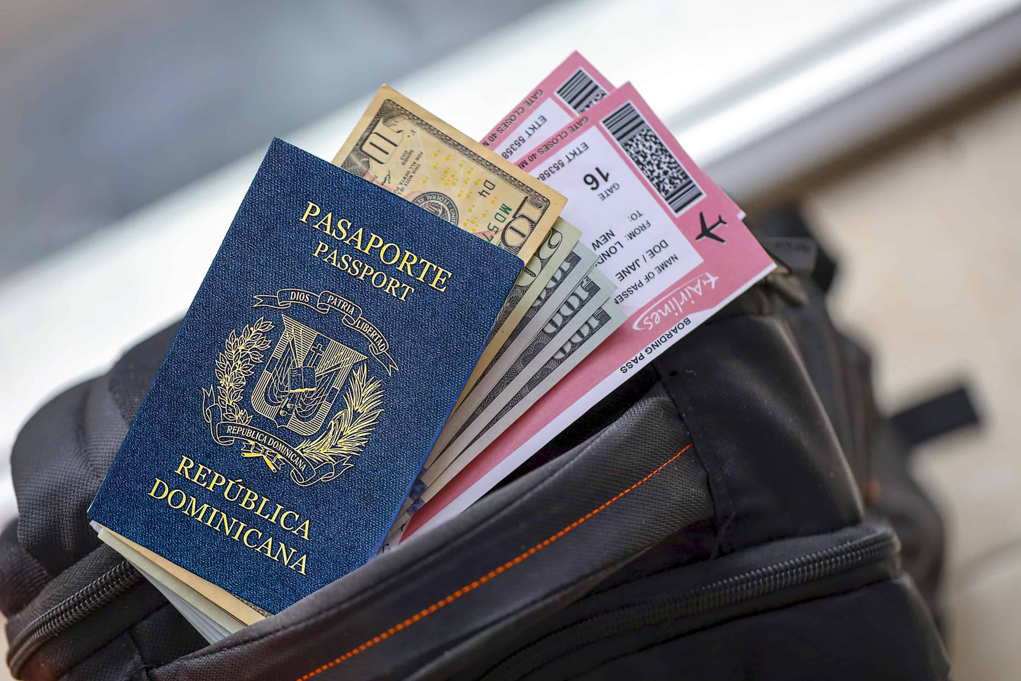 imagen maleta dinero y pasaporte a8f4594e